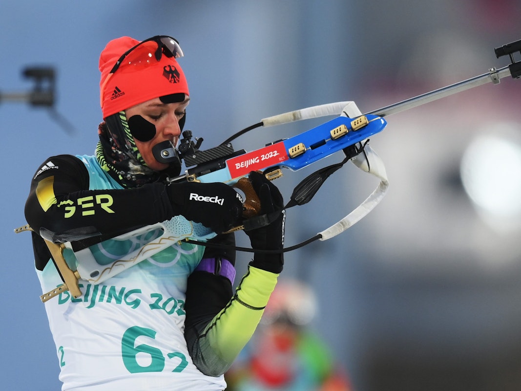 Denise Herrmann lädt ihr Gewehr.