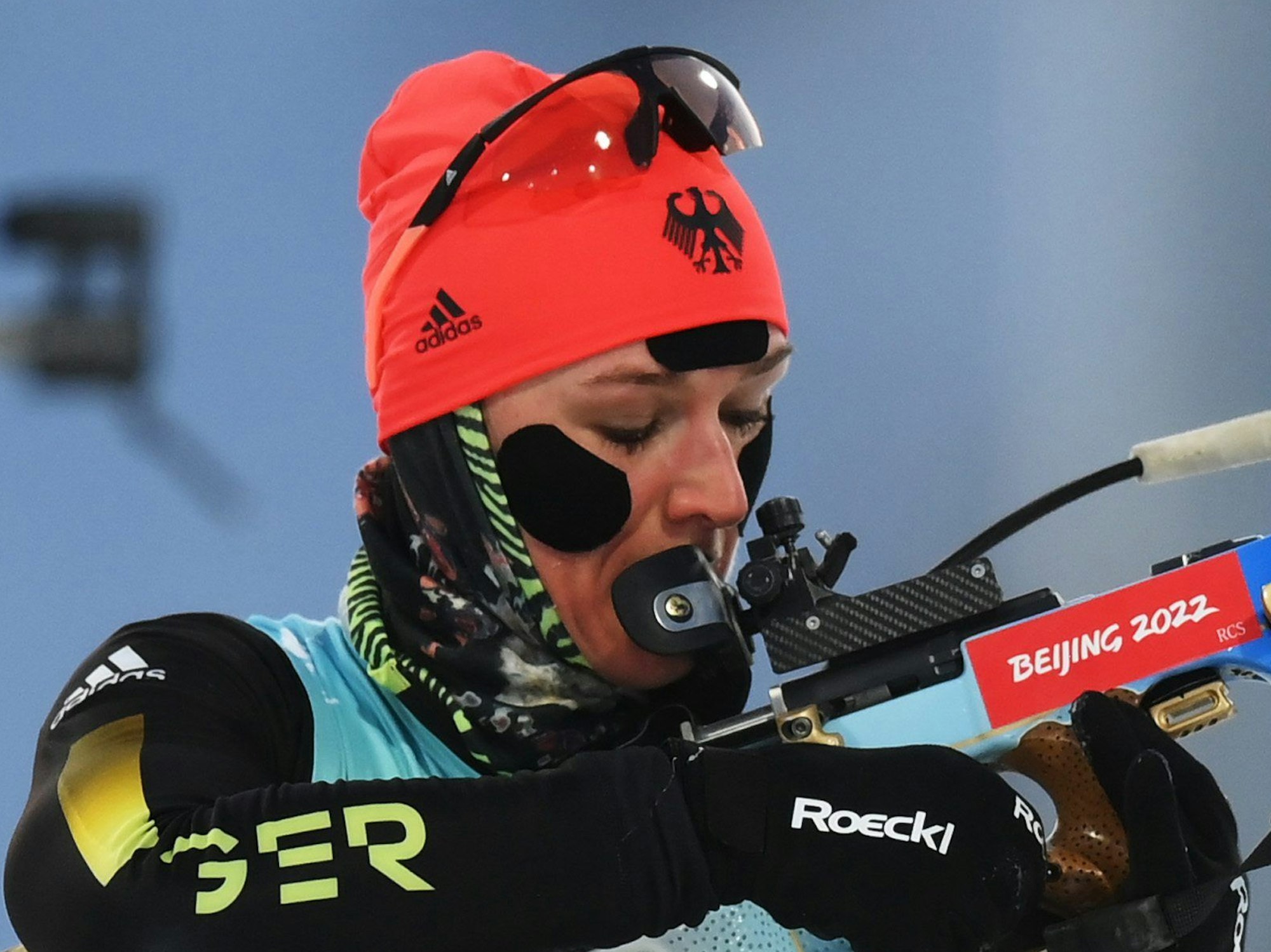 Denise Herrmann lädt ihr Gewehr.