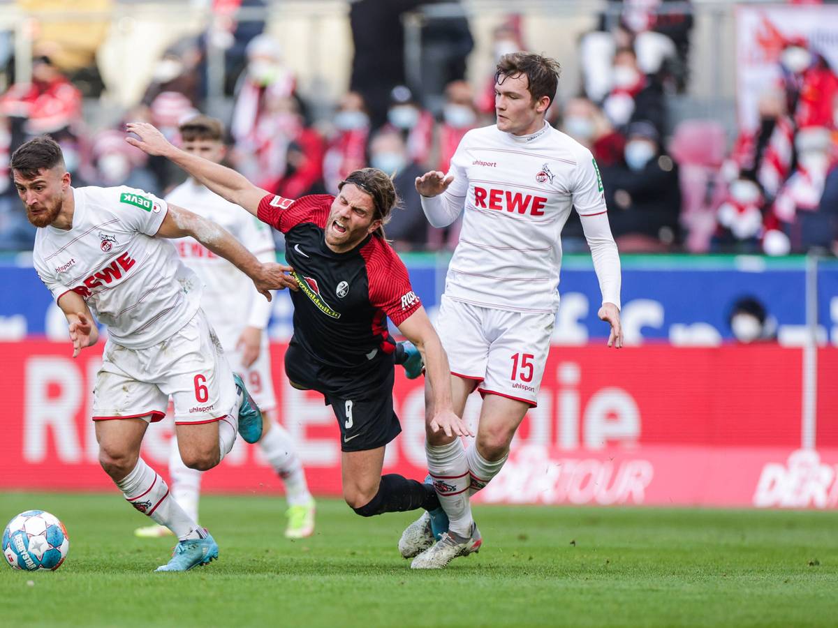 Salih Özcan (1. FC Köln) gewinnt einen Zweikampf gegen Lucas Höler (SC Freiburg).