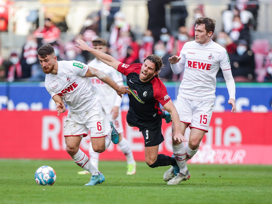 Salih Özcan (1. FC Köln) gewinnt einen Zweikampf gegen Lucas Höler (SC Freiburg).