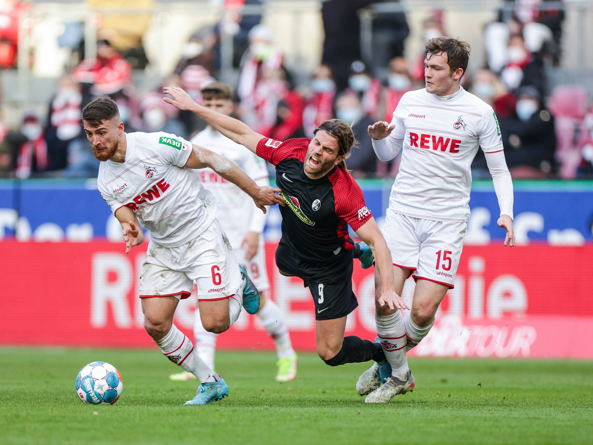 Salih Özcan (1. FC Köln) gewinnt einen Zweikampf gegen Lucas Höler (SC Freiburg).