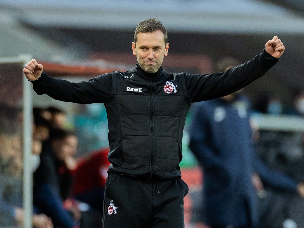André Pawlak jubelt als Trainer des 1. FC Köln gegen den SC Freiburg.