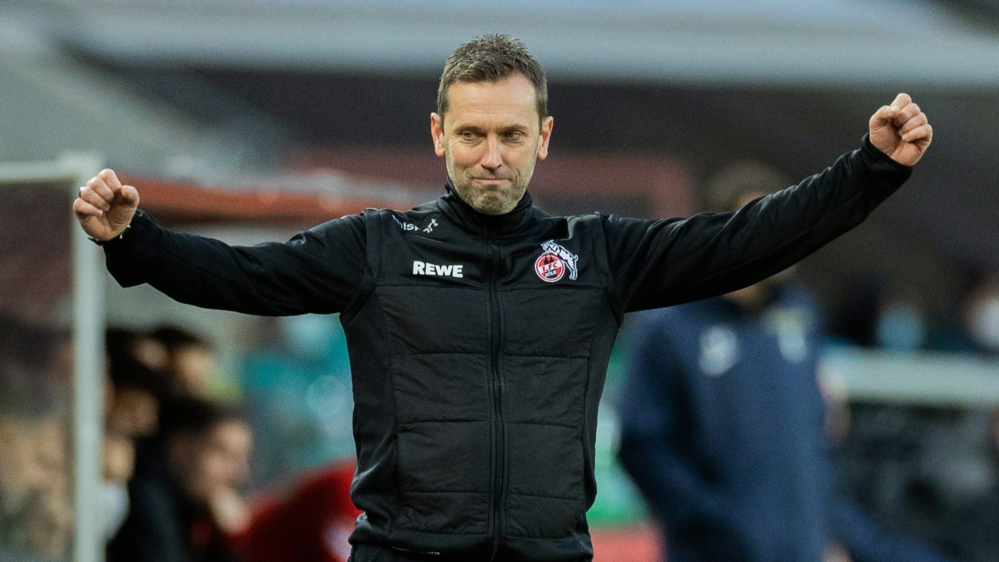 André Pawlak jubelt als Trainer des 1. FC Köln gegen den SC Freiburg.