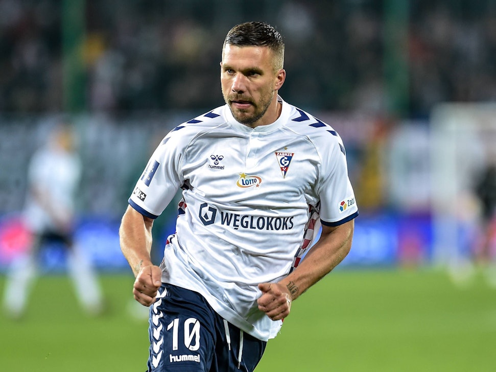 Lukas Podolski läuft im Spiel von Gornik Zabrze über den Platz.