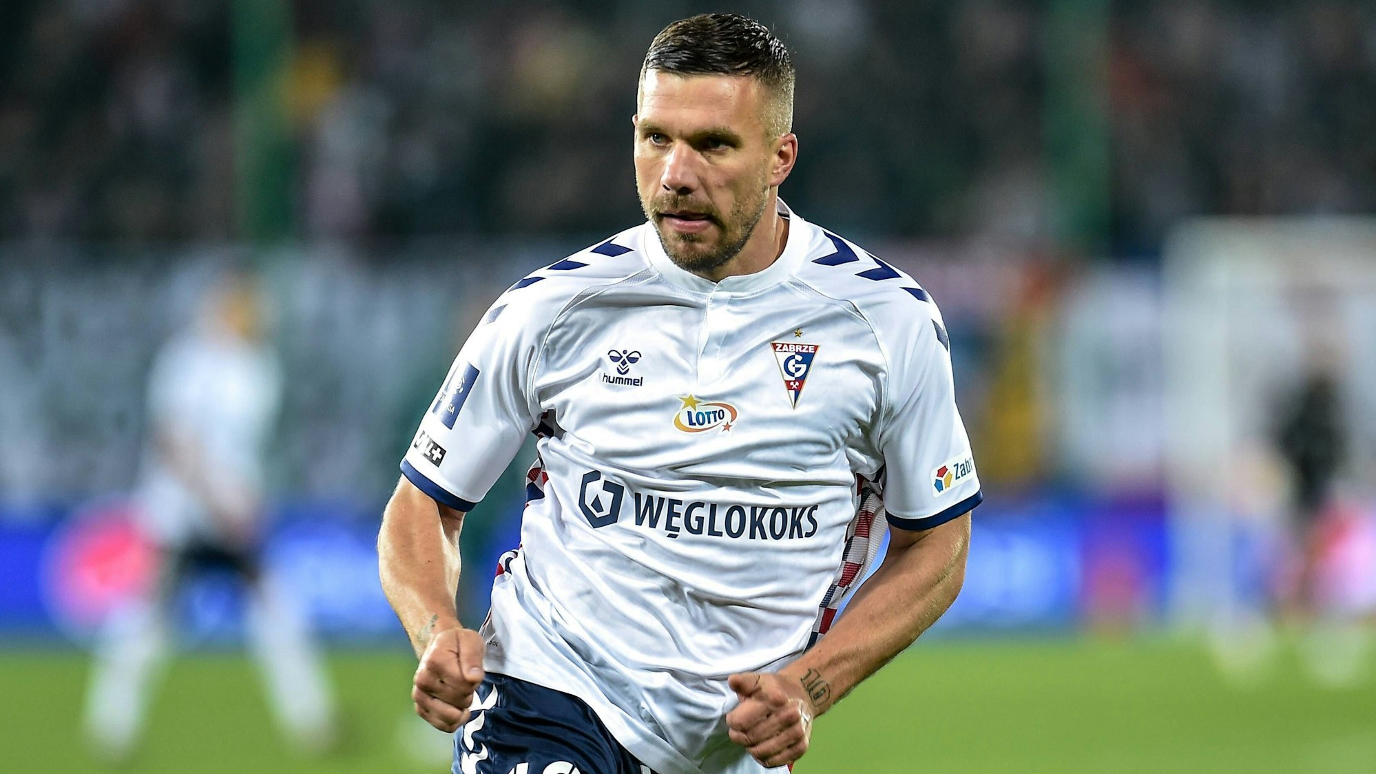 Lukas Podolski läuft im Spiel von Gornik Zabrze über den Platz.