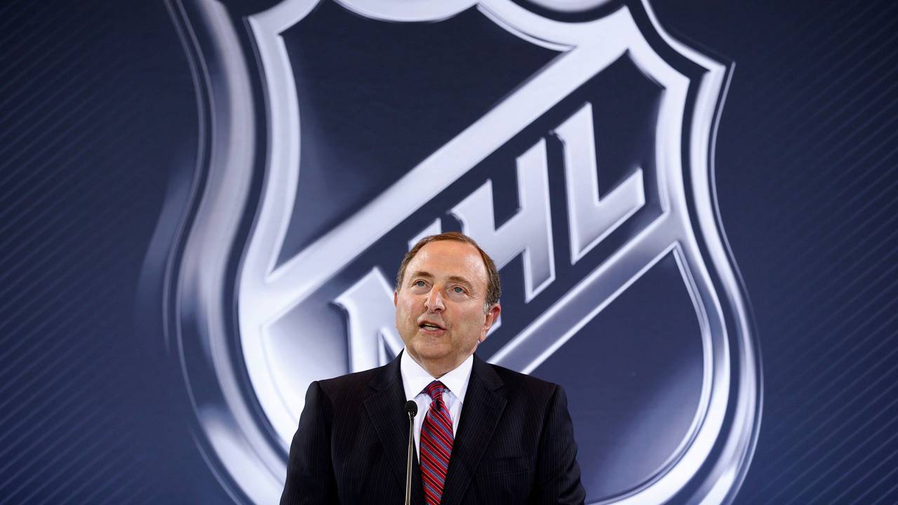NHL-Boss Gary Bettman bei einer Rede.