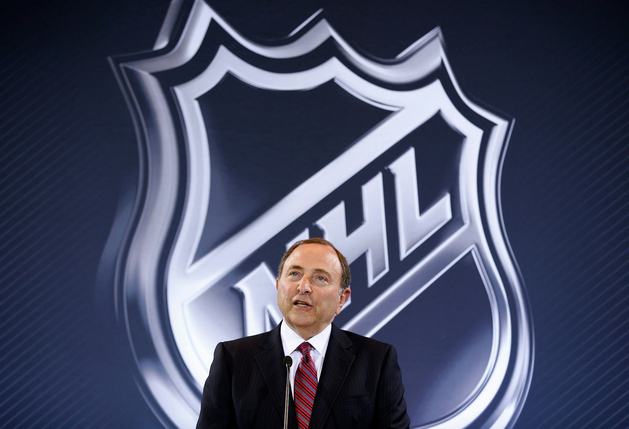 NHL-Boss Gary Bettman bei einer Rede.