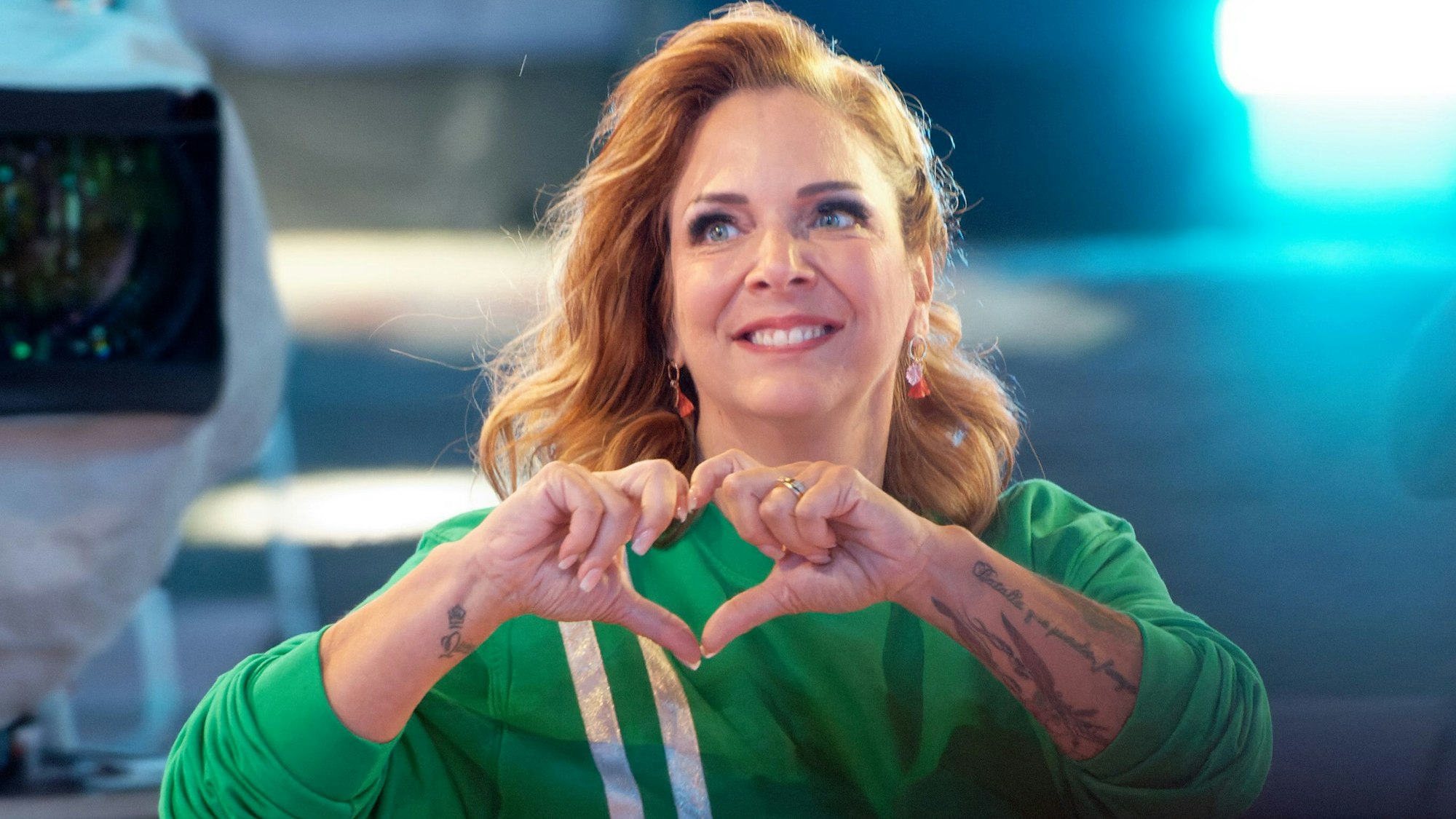 Die Teilnehmerin Danni Büchner zeigt bei der Auftaktsendung der Sat1-Fernsehshow „Promi Big Brother 2021“ im Studio mit ihren Händen ein Herz .