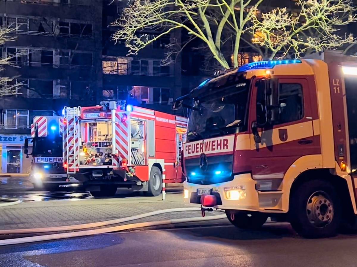 Feuerwehr Neuss beim Einsatz am Rheinparkcenter.