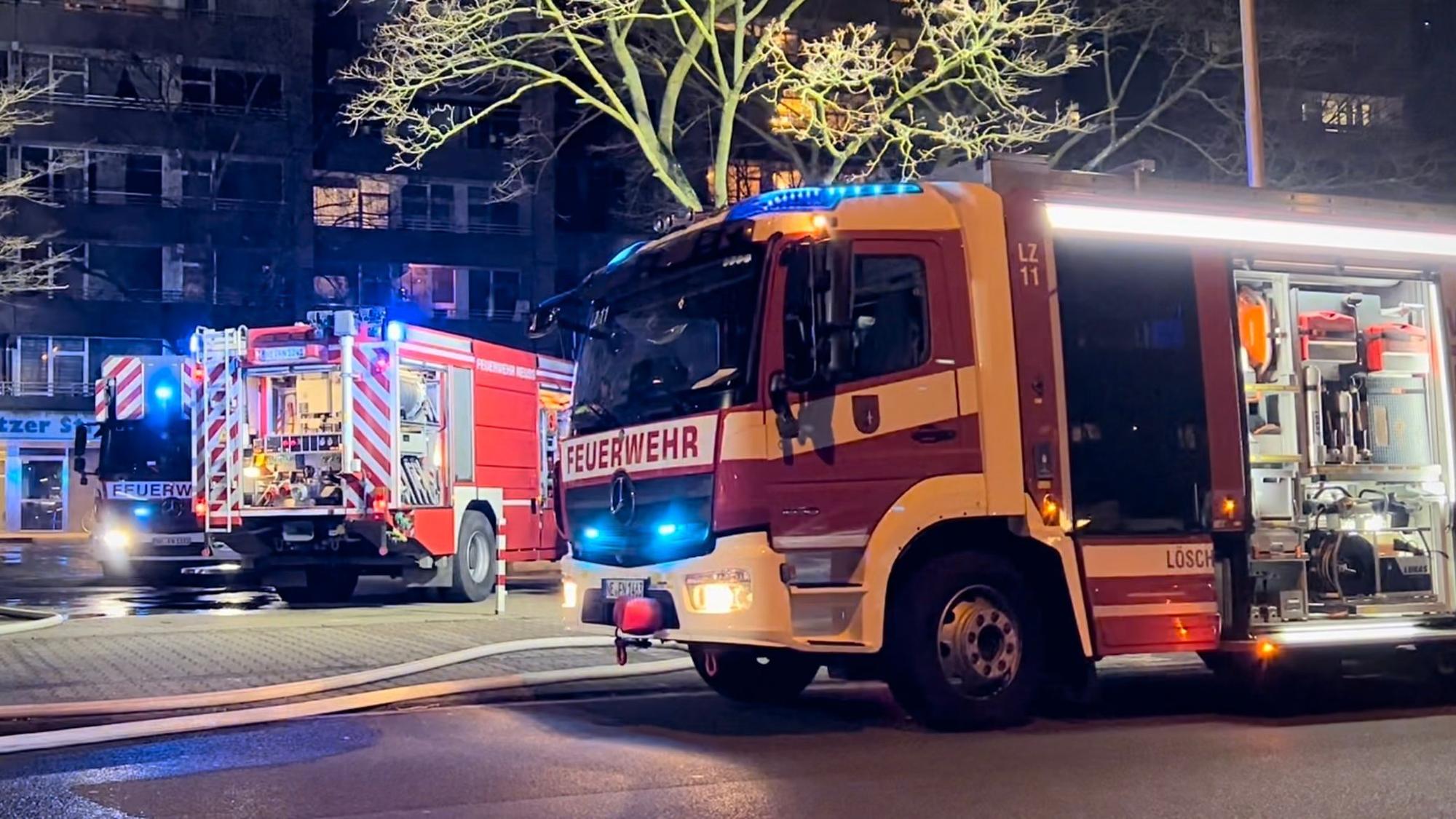 Feuerwehr Neuss beim Einsatz am Rheinparkcenter.