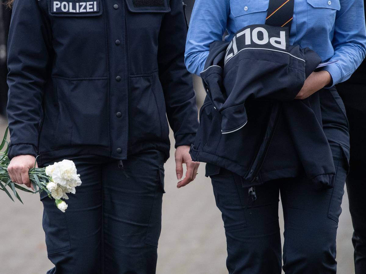 Polizeibeamtinnen mit weißen Nelken