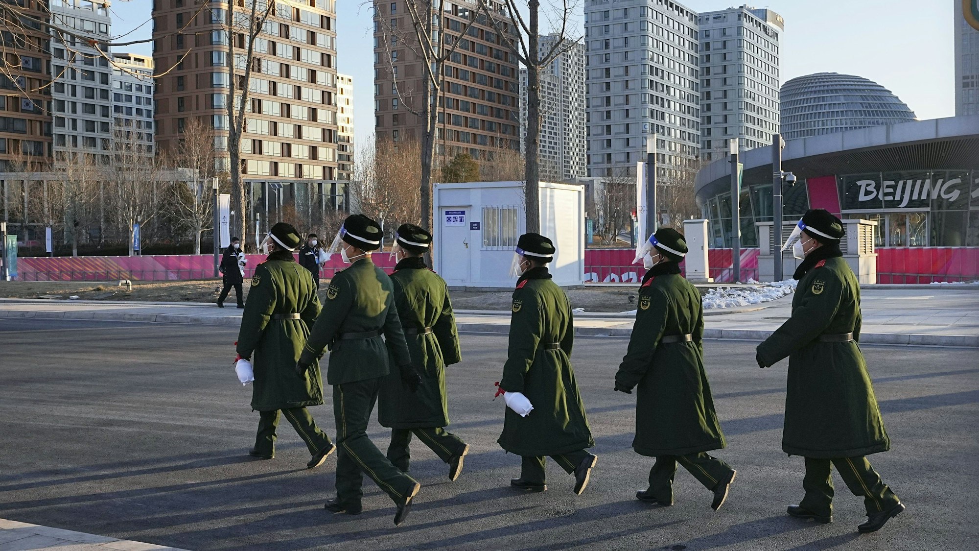 Bewaffnete Polizisten patrouillieren in der Nähe des Athletendorfs für die Olympischen Winterspiele 2022. Das Bild wurde am 27. Januar 2022 aufgenommen.
