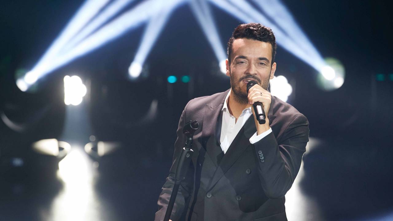 Giovanni Zarrella, Sänger und Laudator, steht während der Verleihung der «Goldenen Bild der Frau 2021»“ auf der Bühne in der Neuen Flora.