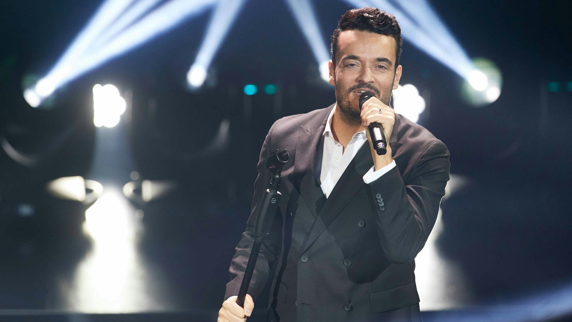 Giovanni Zarrella, Sänger und Laudator, steht während der Verleihung der «Goldenen Bild der Frau 2021»“ auf der Bühne in der Neuen Flora.