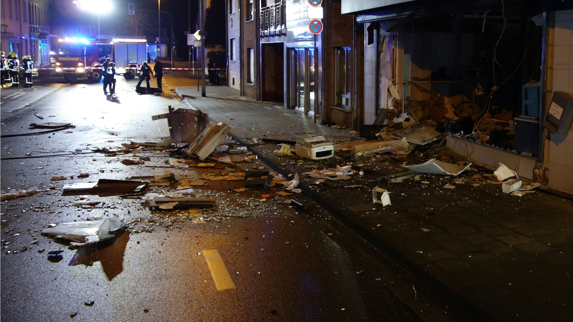 Trümmer liegen nachts auf der Straße.