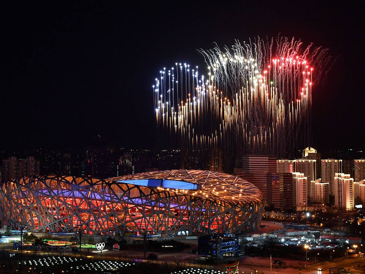Ein Feuerwerk in Form der olympischen Ringe erhellt den Abend über dem Stadion in Peking.