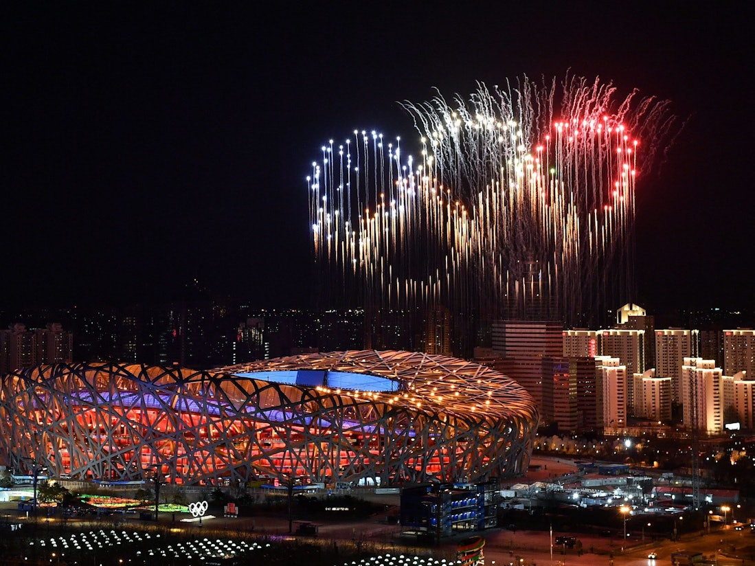 Ein Feuerwerk in Form der olympischen Ringe erhellt den Abend über dem Stadion in Peking.