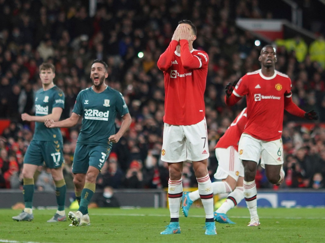 Cristiano Ronaldo schlägt die Hände vor dem Gesicht zusammen.