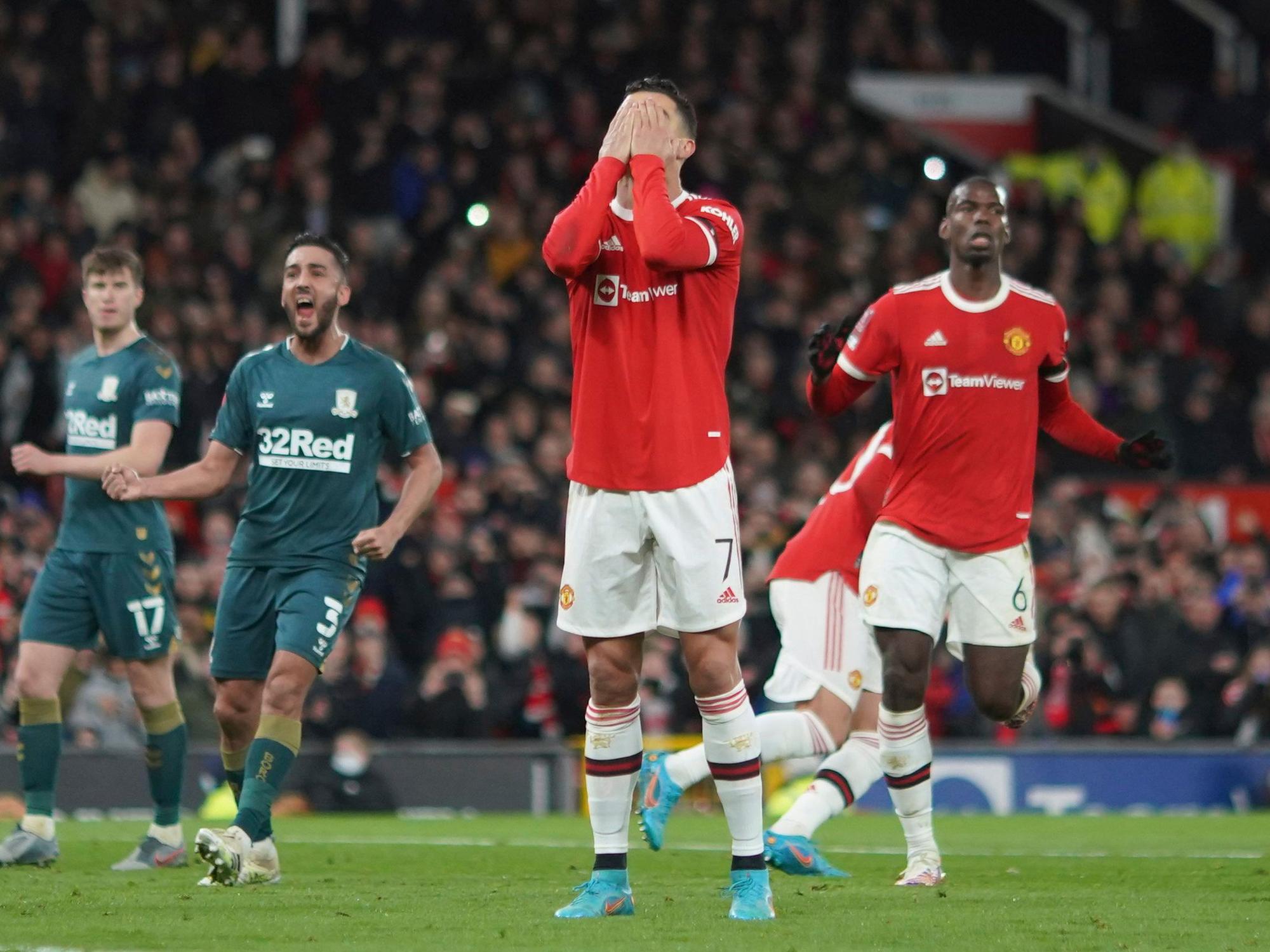 Cristiano Ronaldo schlägt die Hände vor dem Gesicht zusammen.