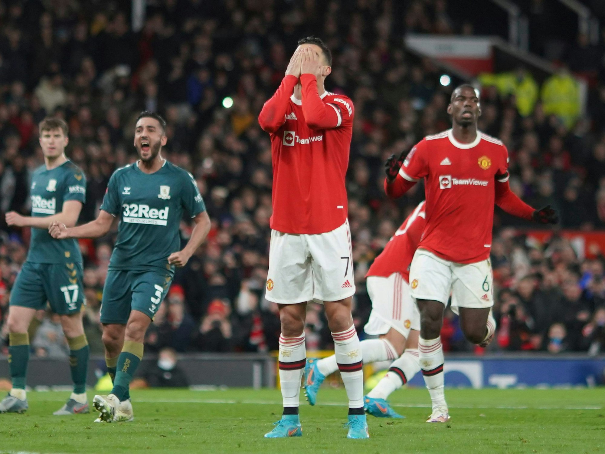 Cristiano Ronaldo schlägt die Hände vor dem Gesicht zusammen.