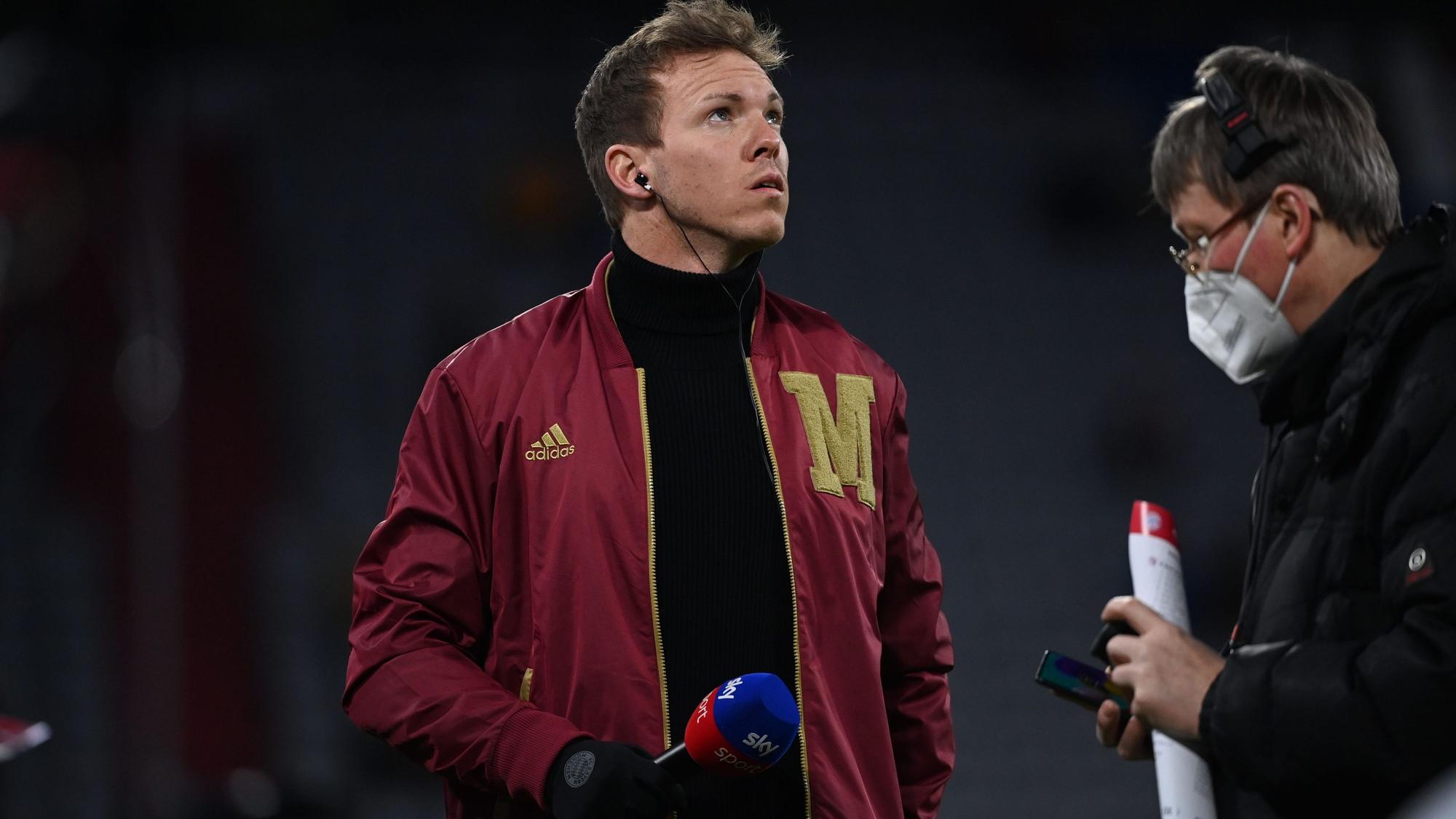 Julian Nagelsmann blickt nach oben
