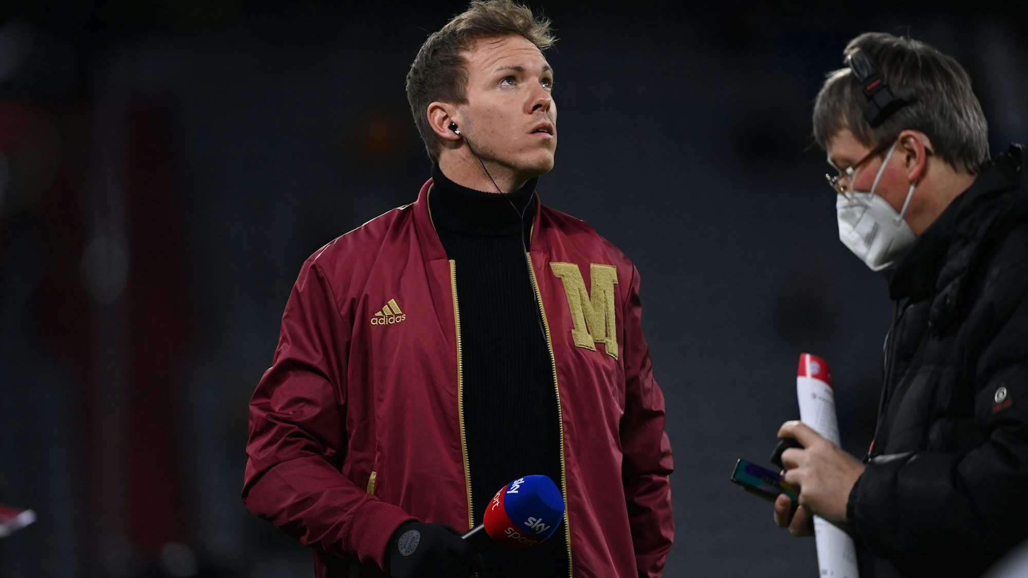 Julian Nagelsmann blickt nach oben