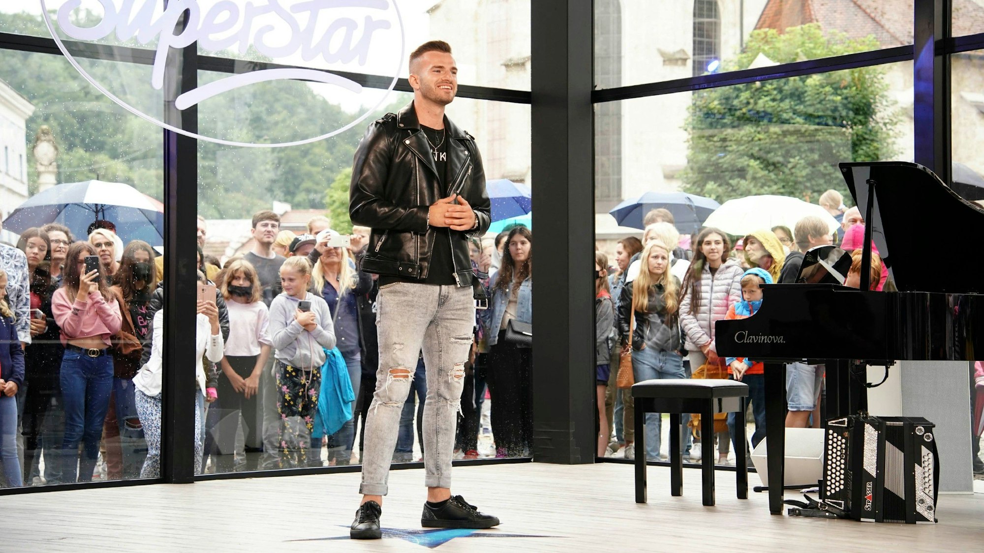 Das Foto zeigt DSDS-Kandidat Mario Cancar während seines Auftritts beim Casting in Burghausen auf der Bühne