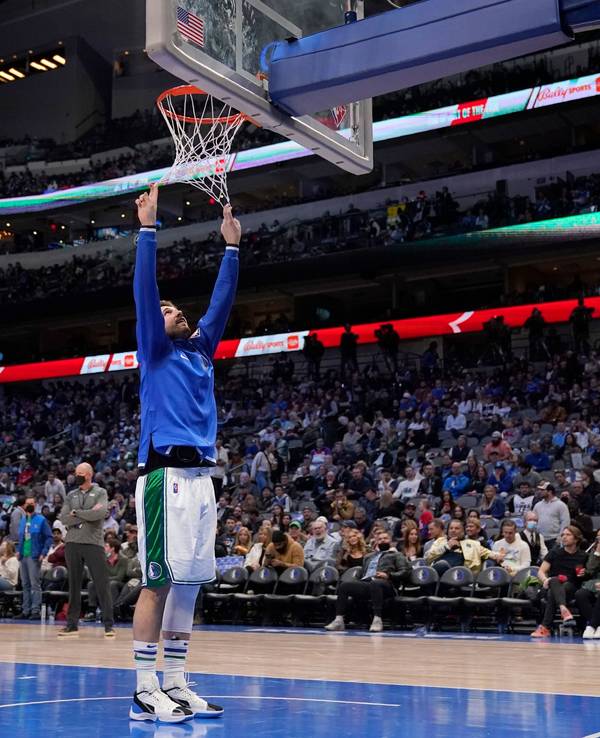 Dallas Mavericks Guard Luka Doncic zieht am Netz des Korbes.