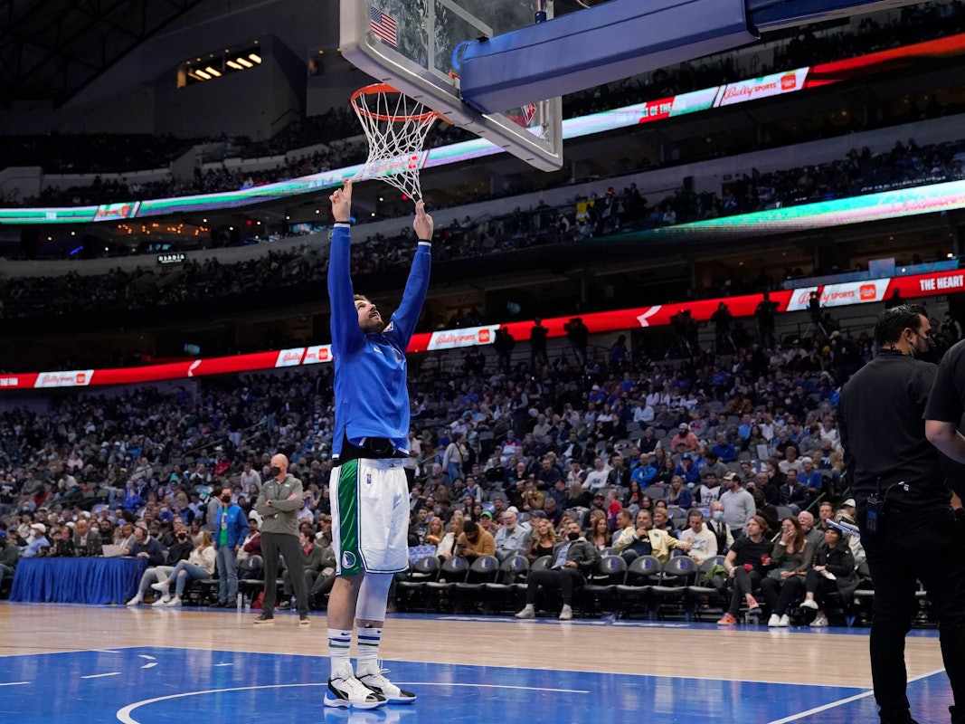 Dallas Mavericks Guard Luka Doncic zieht am Netz des Korbes.