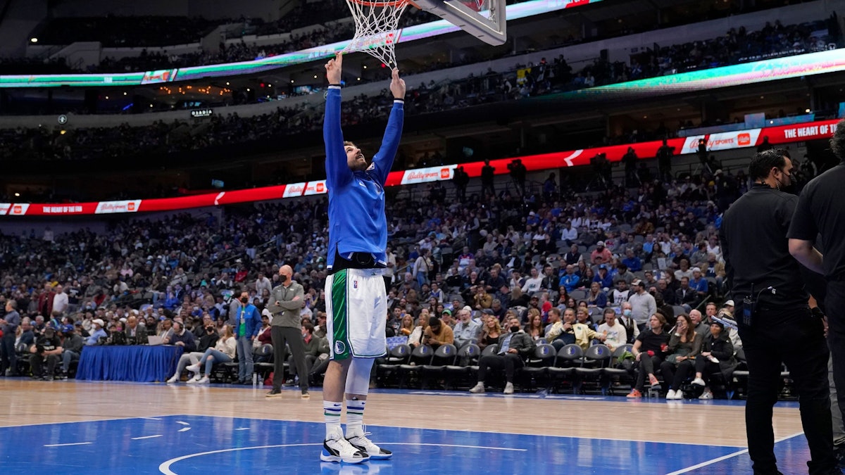 Dallas Mavericks Guard Luka Doncic zieht am Netz des Korbes.