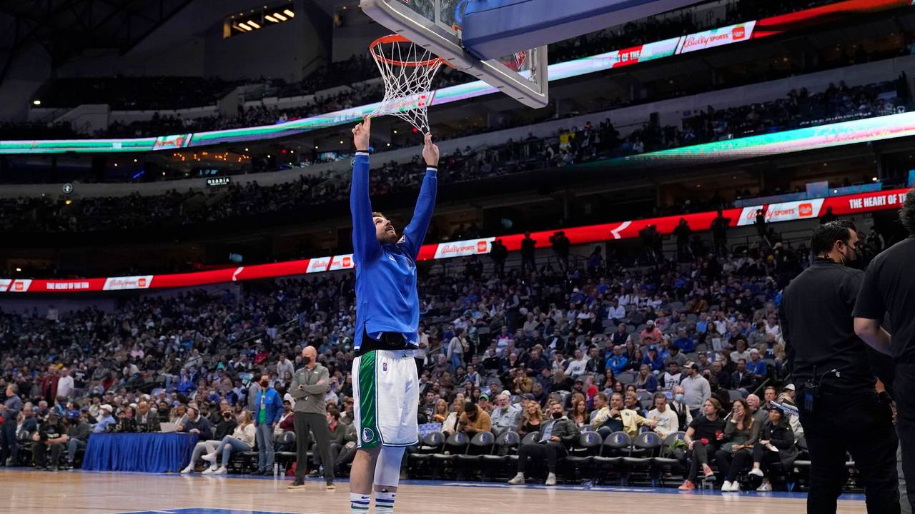 Dallas Mavericks Guard Luka Doncic zieht am Netz des Korbes.