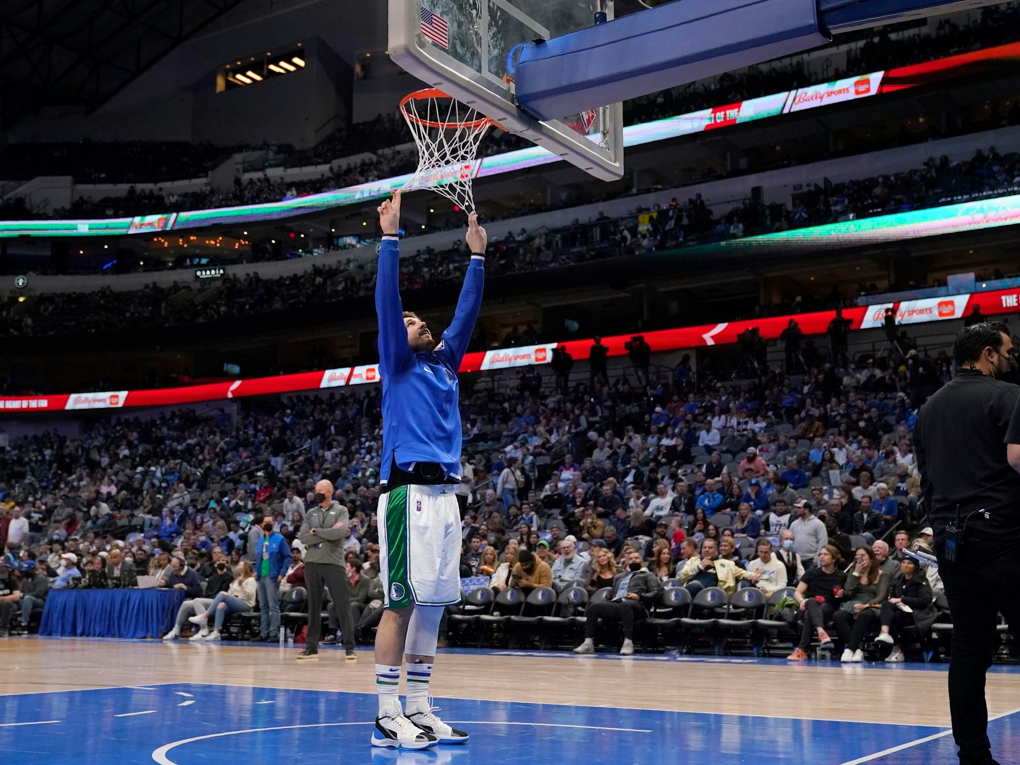 Dallas Mavericks Guard Luka Doncic zieht am Netz des Korbes.