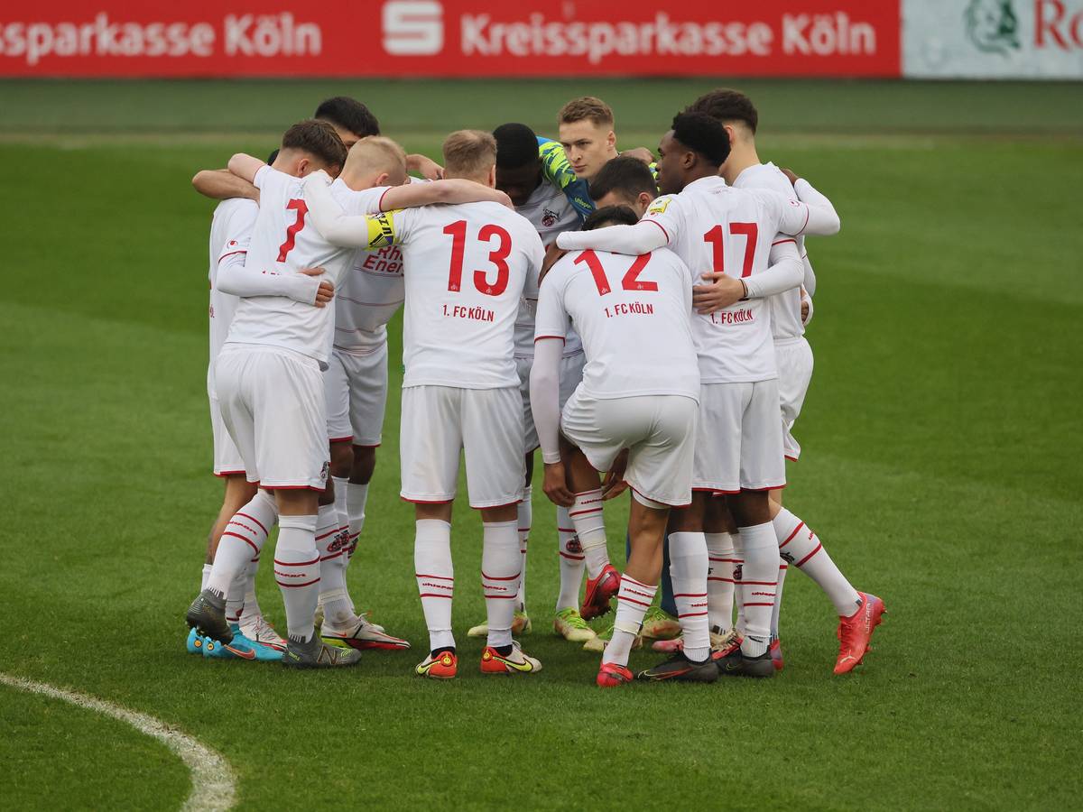 Die U21 des 1. FC Köln bildet einen Spielerkreis.