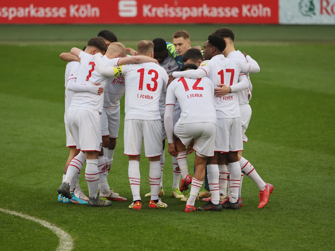 Die U21 des 1. FC Köln bildet einen Spielerkreis.