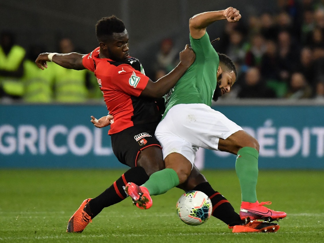 Loris Gnagnon grätscht im Zweikampf gegen Lois Diony von Saint-Etienne.