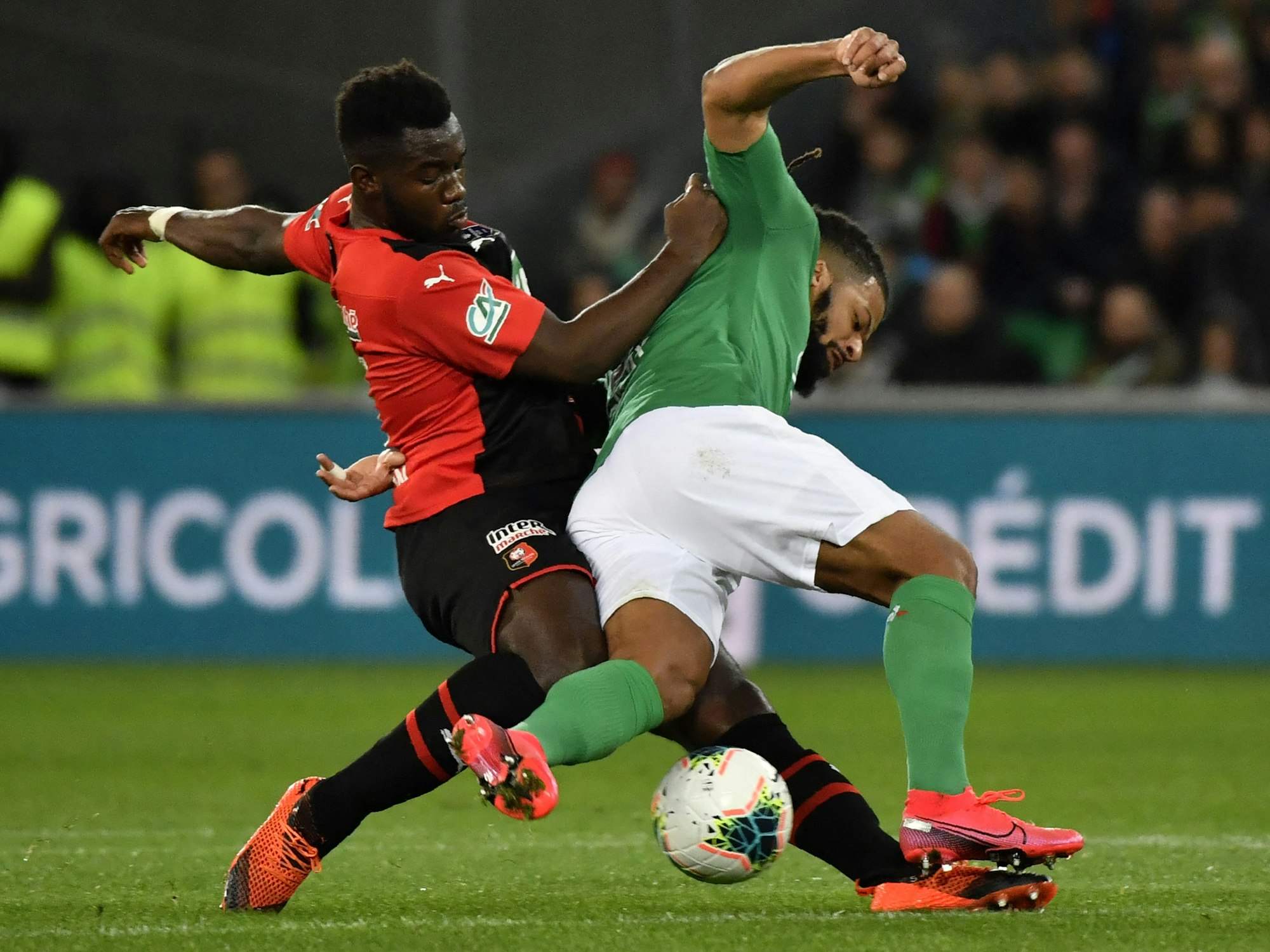 Loris Gnagnon grätscht im Zweikampf gegen Lois Diony von Saint-Etienne.