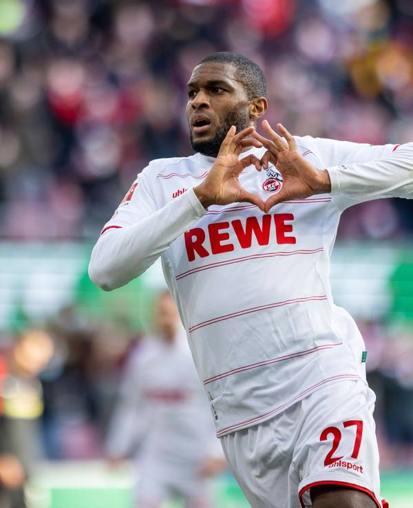 Anthony Modeste rahmt das FC-Logo auf seinem Trikot mit Herz-Geste ein.