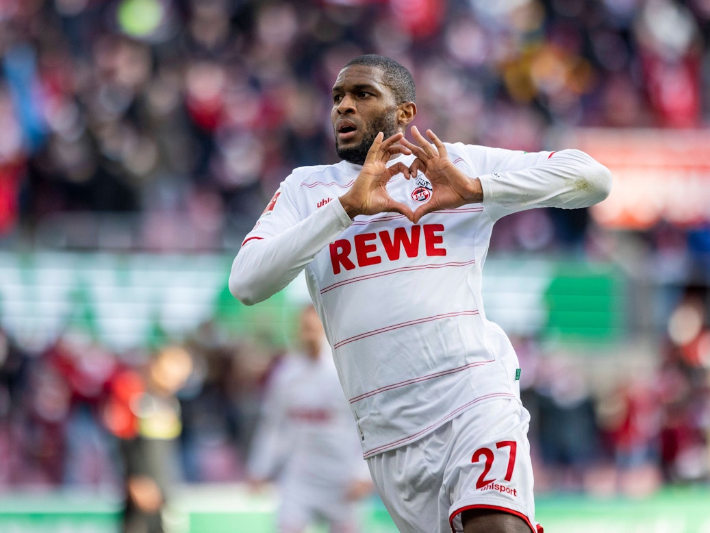Anthony Modeste rahmt das FC-Logo auf seinem Trikot mit Herz-Geste ein.