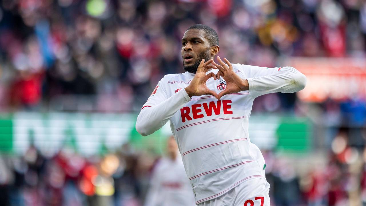 Anthony Modeste rahmt das FC-Logo auf seinem Trikot mit Herz-Geste ein.