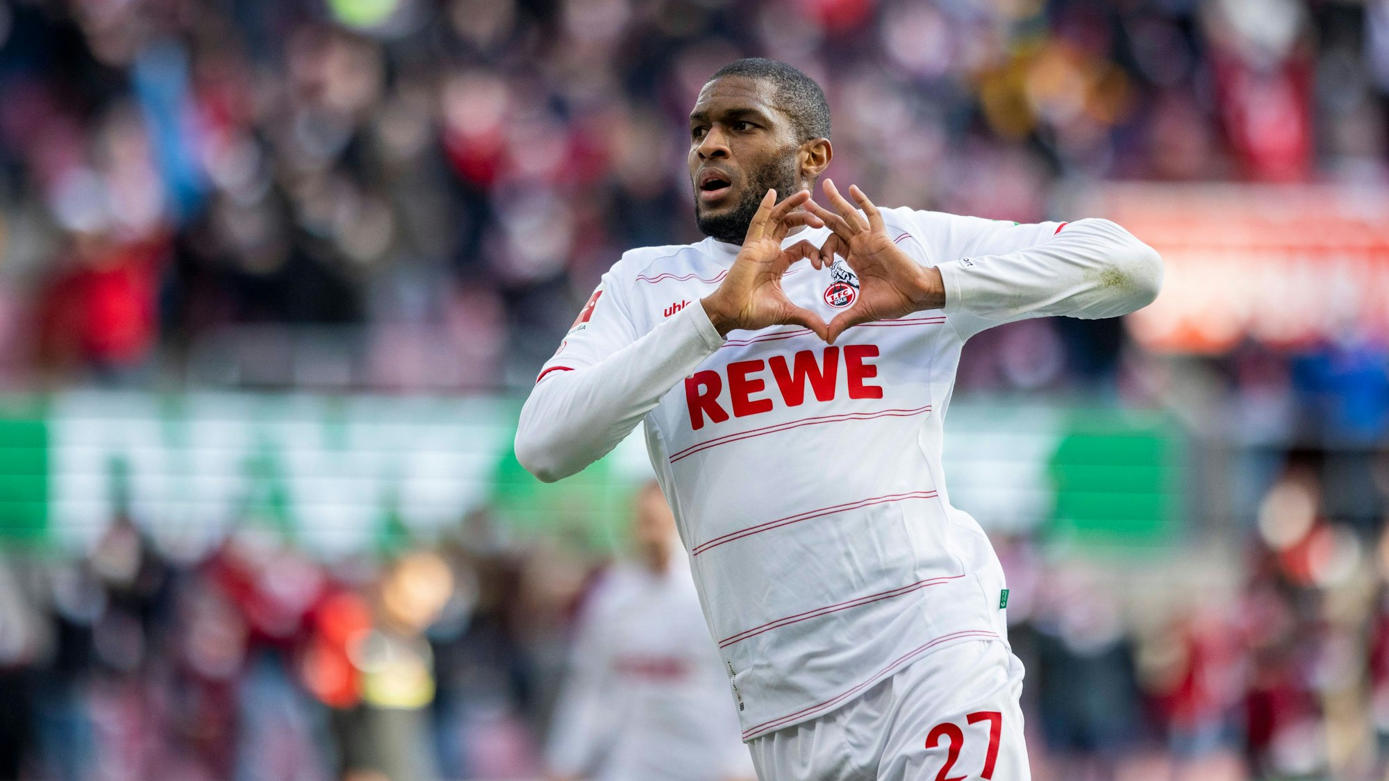 Anthony Modeste rahmt das FC-Logo auf seinem Trikot mit Herz-Geste ein.