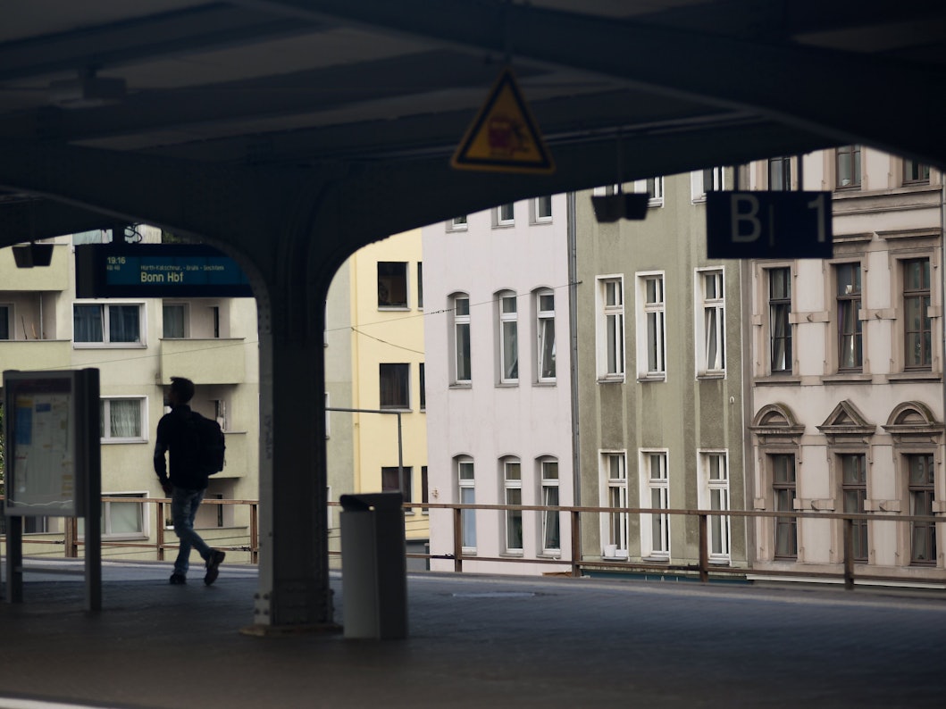 Bahnsteig vom Bahnhof Süd, im Hintergrund Mehrfamilienhäuser