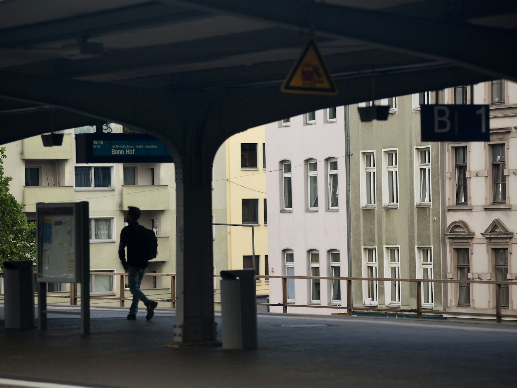 Bahnsteig vom Bahnhof Süd, im Hintergrund Mehrfamilienhäuser