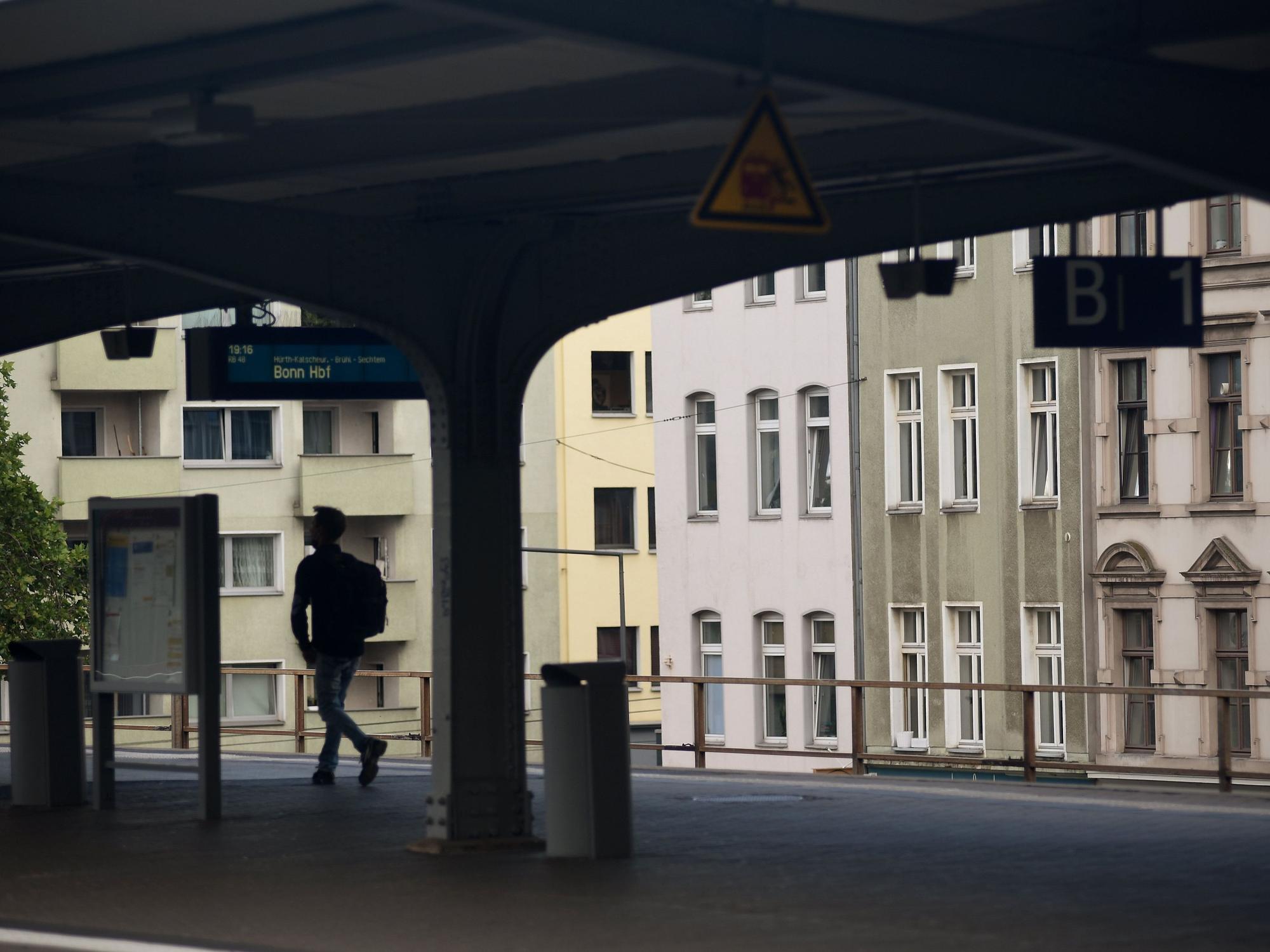 Bahnsteig vom Bahnhof Süd, im Hintergrund Mehrfamilienhäuser