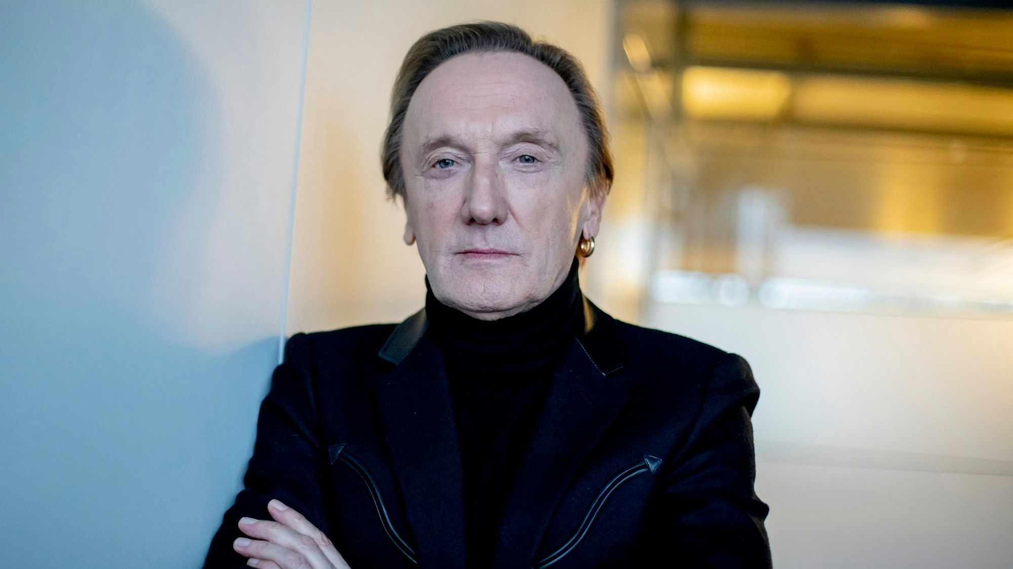 Marius Müller-Westernhagen verschränkt die Arme.