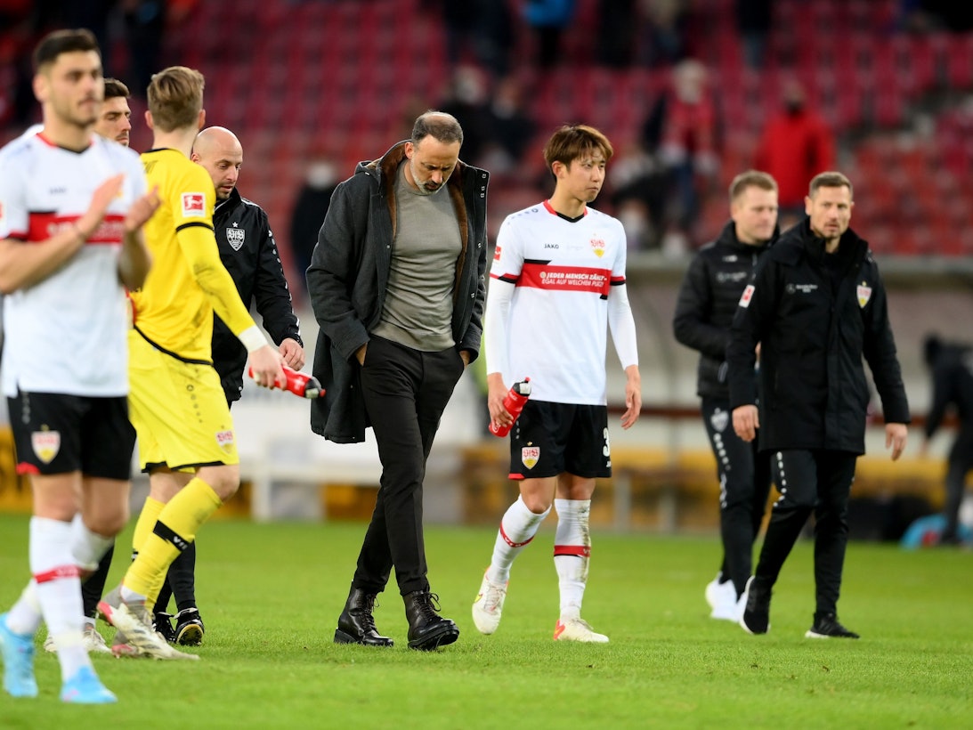 Pellegrino Matarazzo geht mit hängendem Kopf vom Platz.