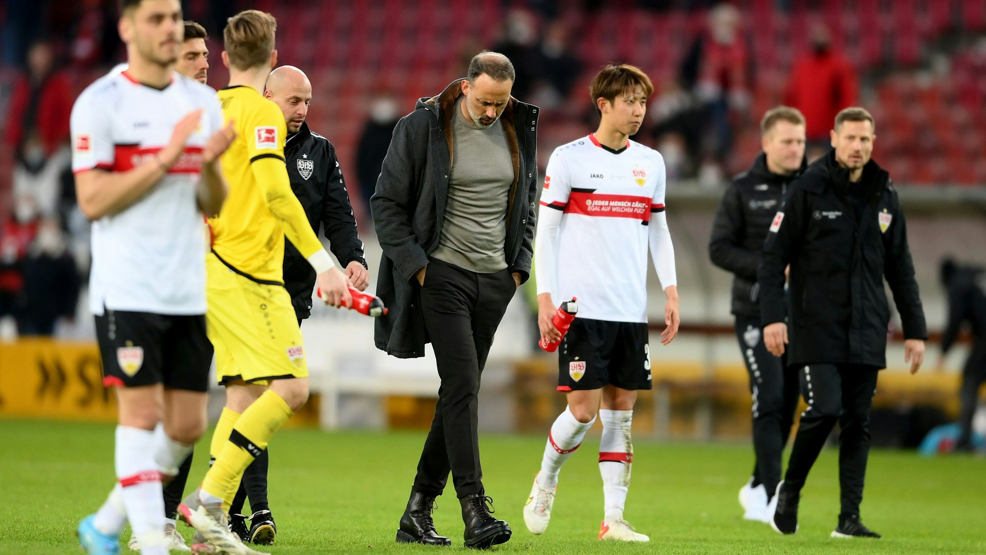 Pellegrino Matarazzo geht mit hängendem Kopf vom Platz.
