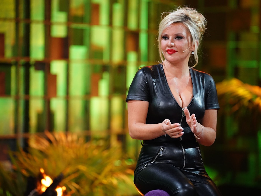 Evelyn Burdecki steht im Studio.