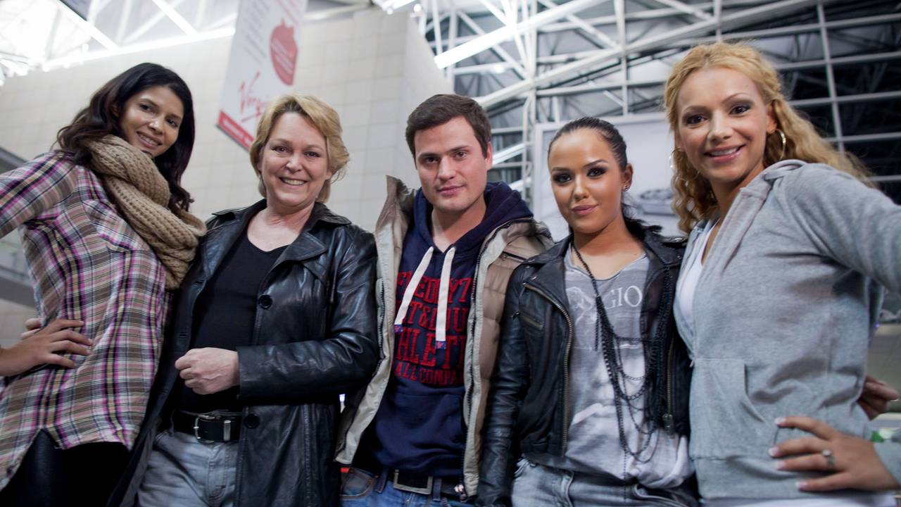 Ex-Topmodel-Kandidatin Micaela Schäfer, Ramona Leiss, Rocco Stark, Kim Debkowski und Radost Bokel stehen am Flughafen von Frankfurt am Main.