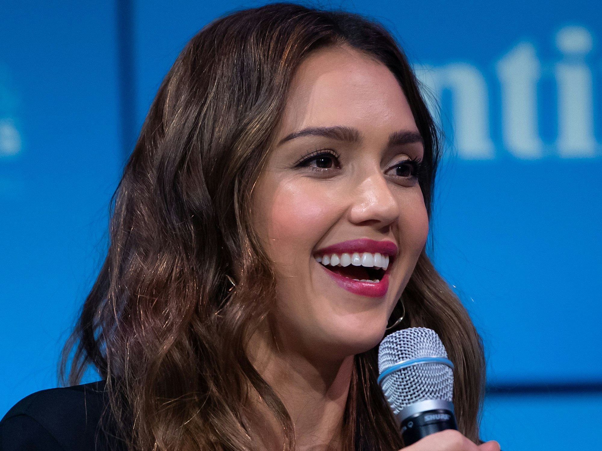 Schauspielerin Jessica Alba steht während der Abschlussrede vom Unternehmensgründer- und Investorentreffen Bits & Pretzels auf der Bühne.