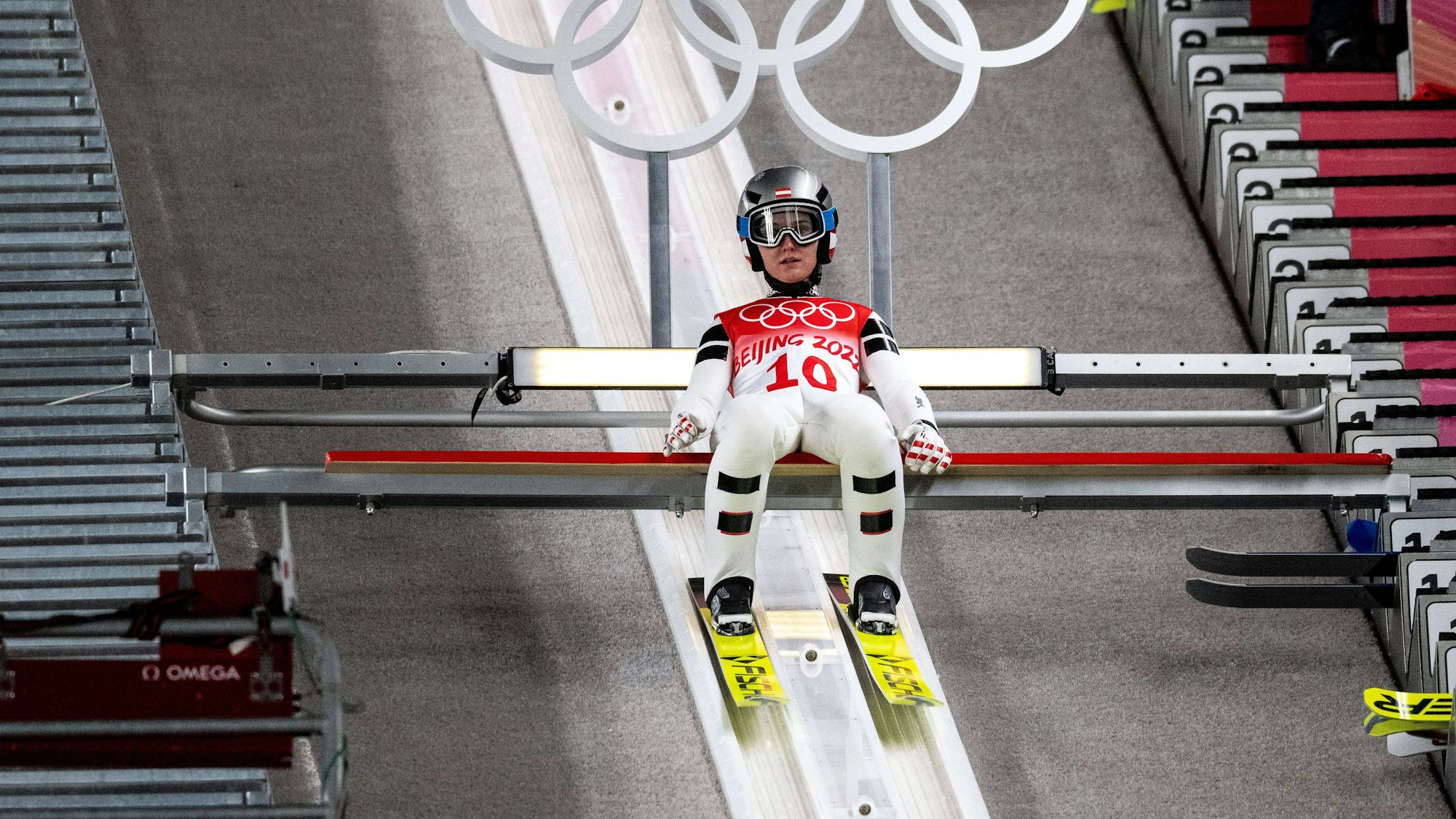 Sophie Sorschag sitzt auf dem Absprungbalken.